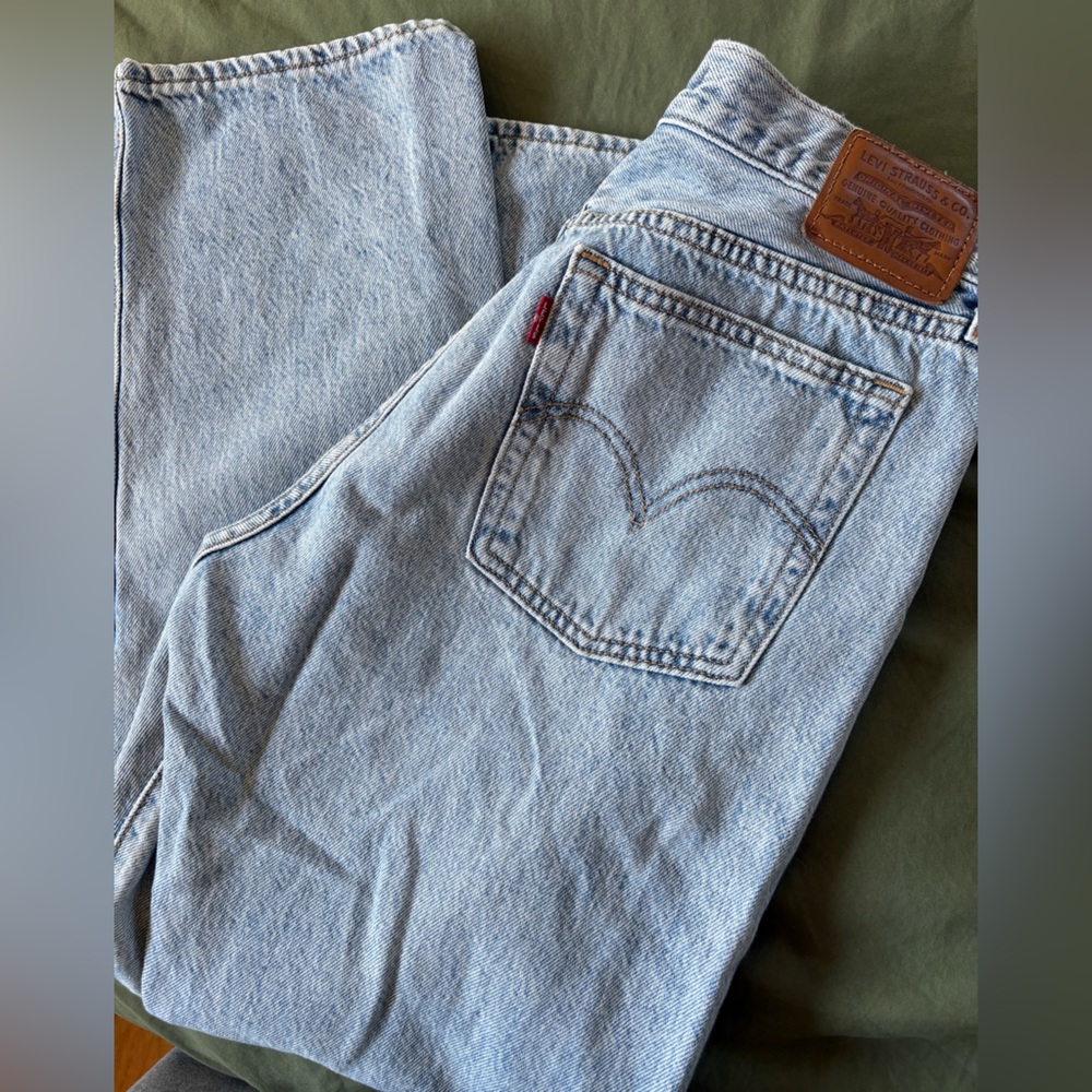 Levi’s wedgie straight light wash jeans